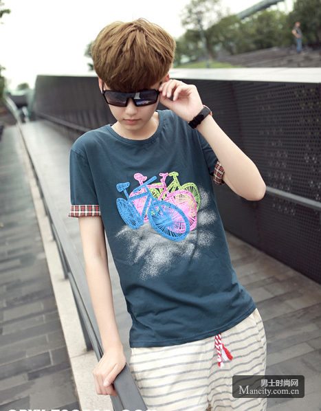 ������ Ӣ�׷�ʱ�д�ɫ����POLO�����·�񣬼��󷽣������һ���������ѵ���������