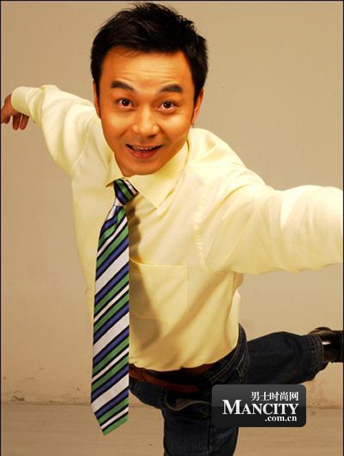 白衬衫牛仔裤~啥时候也不会出错的搭配!大哥挺帅的的嘛~