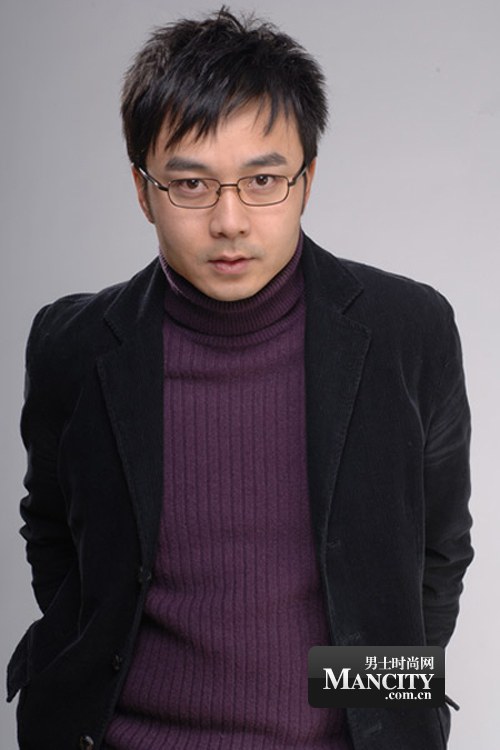 他从最底层的场工做起,杂务,灯光、音控、摄影、现场导演样样涉足,通过自己的努力一步一步从“抬桌子”慢慢到“台柱子”。