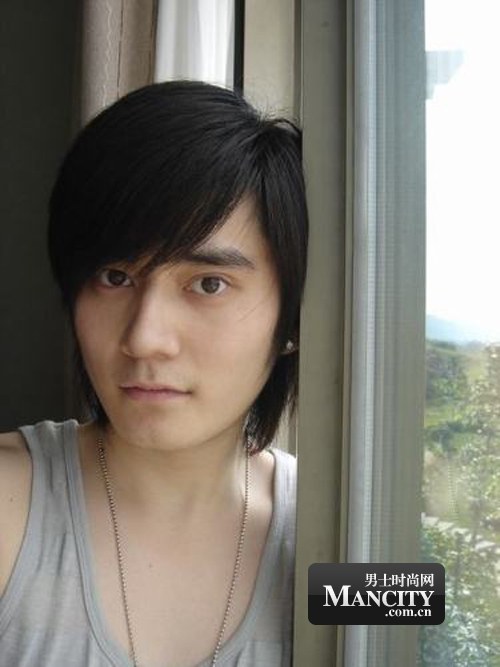 2006年退伍后,出演湖南卫视制作的恰同学少年,后与童森签约于拉风娱乐成为新主张组合并蹿红。